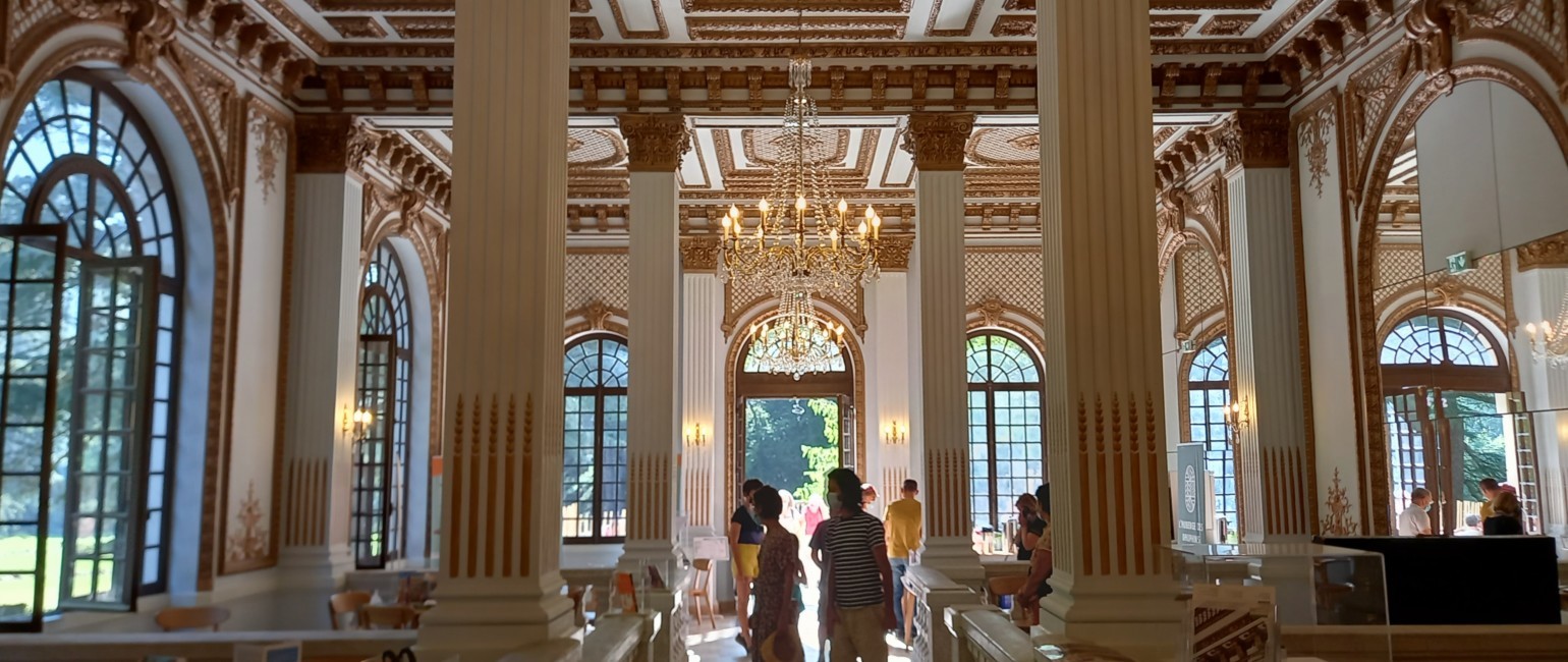 Auberge des Dauphins grand salon doré .jpg