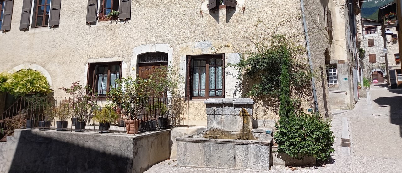 châtillon-en-diois fontaine porte neuve.jpg