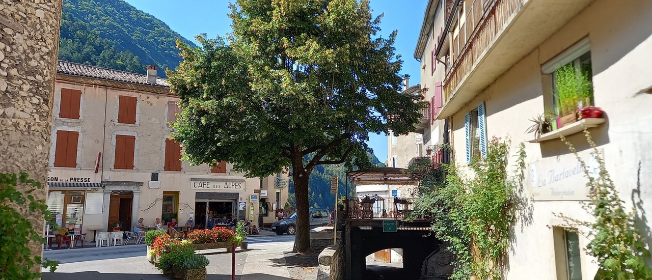 châtillon-en-diois place de la fontaine devoluy.jpg