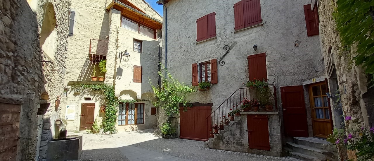 châtillon-en-diois place de la fontaine du viol de l'hopital.jpg