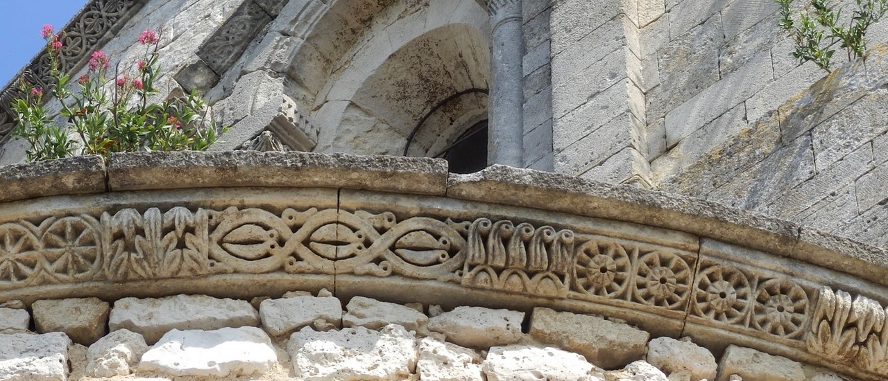 la garde adhemar détail eglise.jpg