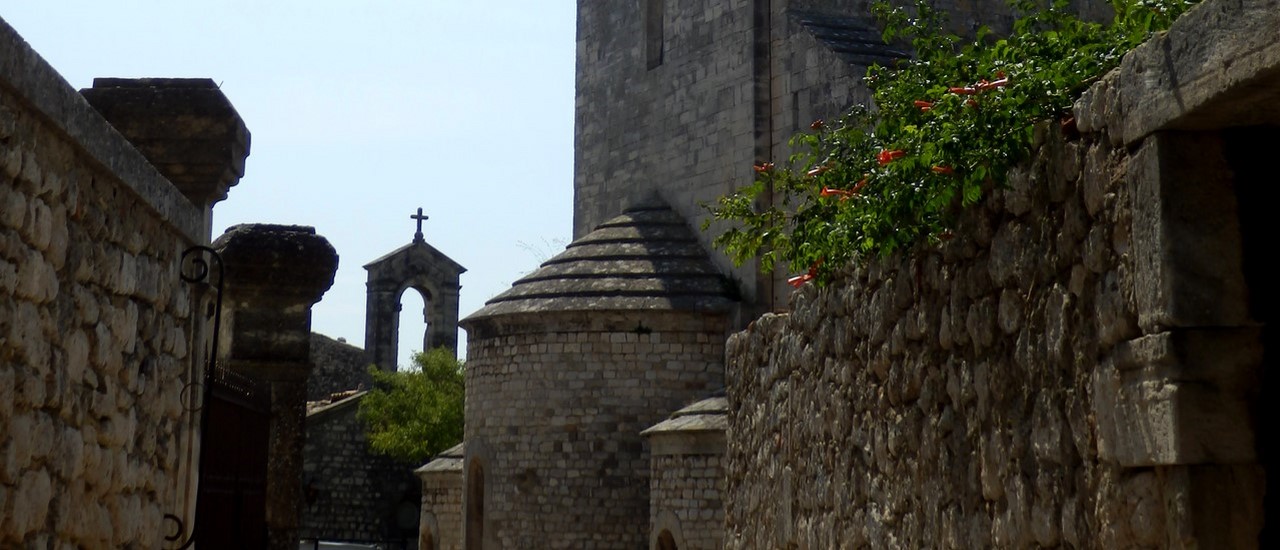 la garde adhemar eglise romane et sa double abside.jpg