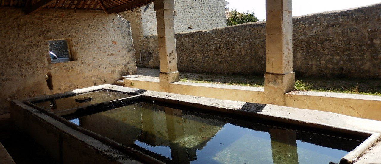 la garde adhemar le lavoir.jpg