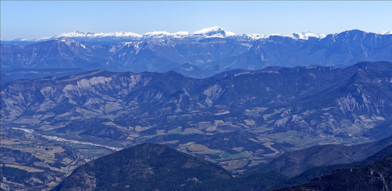 Randonnée aux 3 becs en mars vue sur les Alpes.jpg