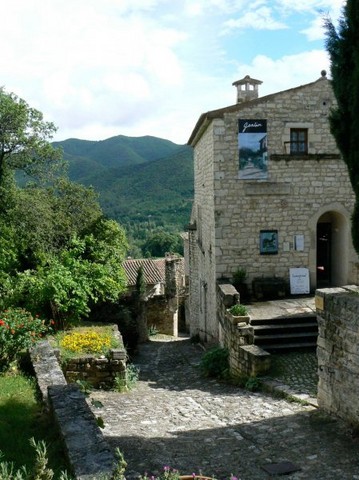 Poët-Laval rue du château