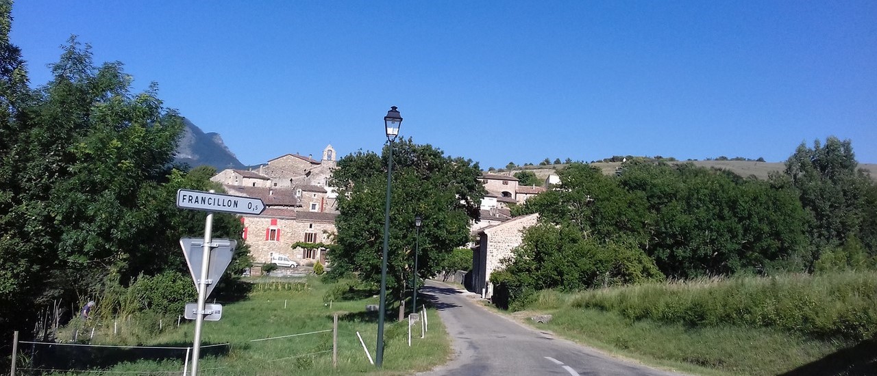 Francillon sur roubion entrée du village.jpg